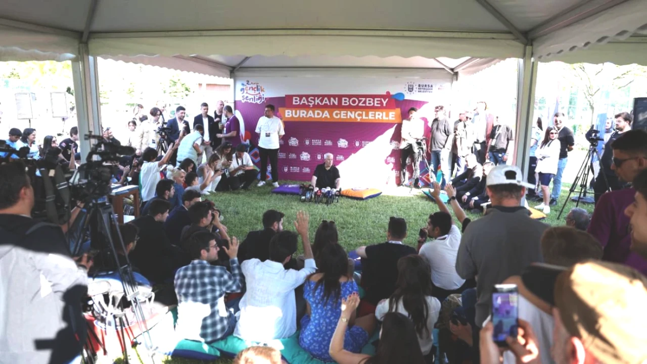 Başkan Mustafa Bozbey'den Gençlere Özel Buluşma: Başarı ve Gelecek İçin Fikirler