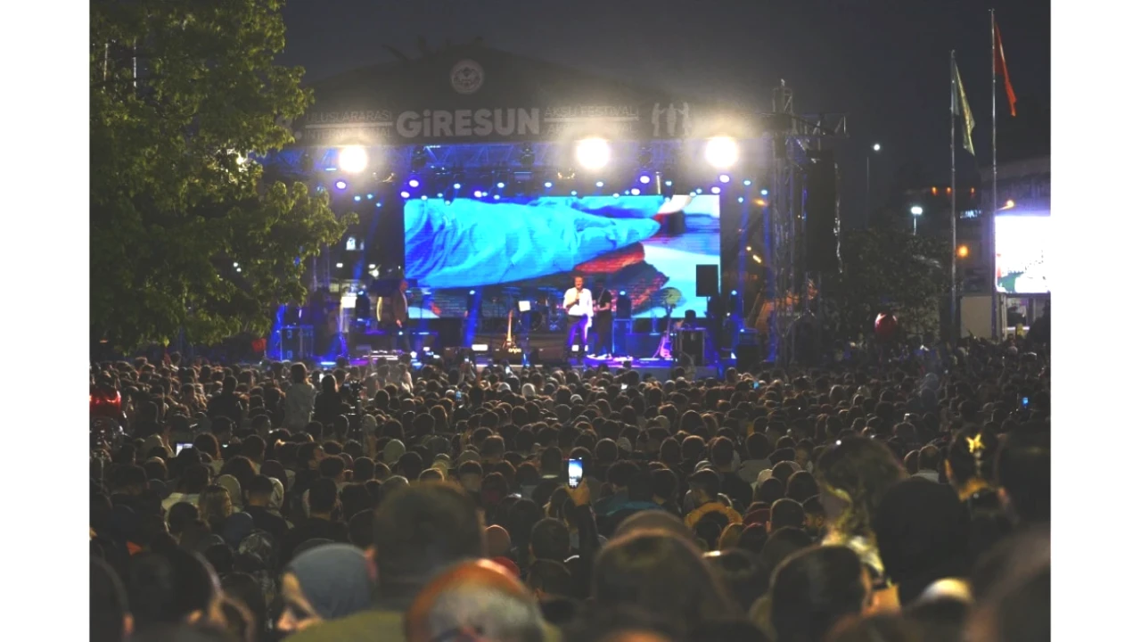 Emre Fel Konserinde Muhteşem İzdiham! Hayranlar Coştu, Anlar Kaçırılmadı!